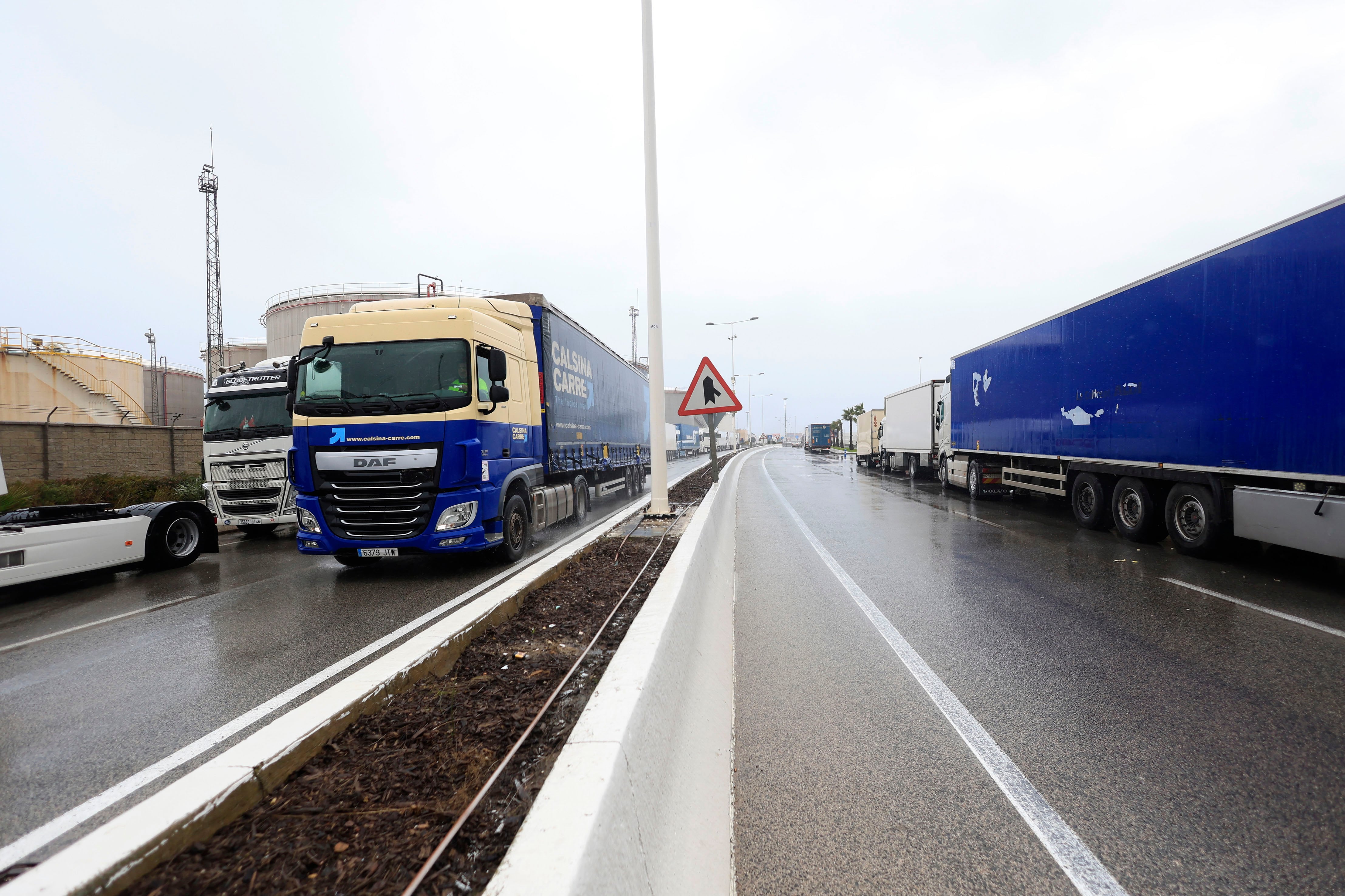 ALGECIRAS (ESPAÑA), 27/01/2026.- Se acumulan camiones aparcados en el puerto de Algeciras desde que se cancelaran todas las comunicaciones marítimas en el Estrecho de Gibraltar a consecuencia de la borrasca Joseph. EFE/A.Carrasco Ragel.