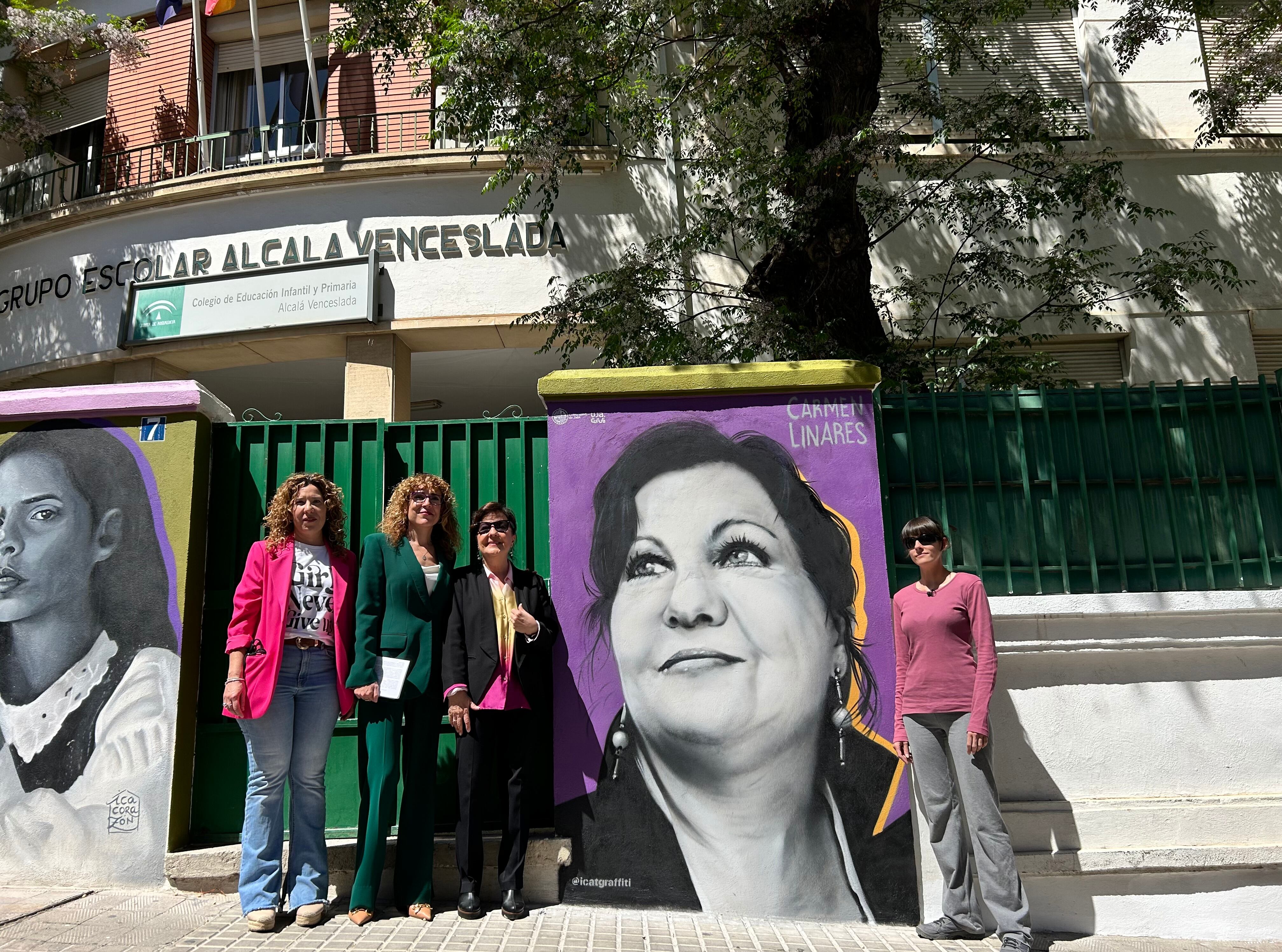 De izquierda a derecha, dos responsables del colegio junto a Carmen Linares y Mónica Icat, grafitera que ha realizado el mural.