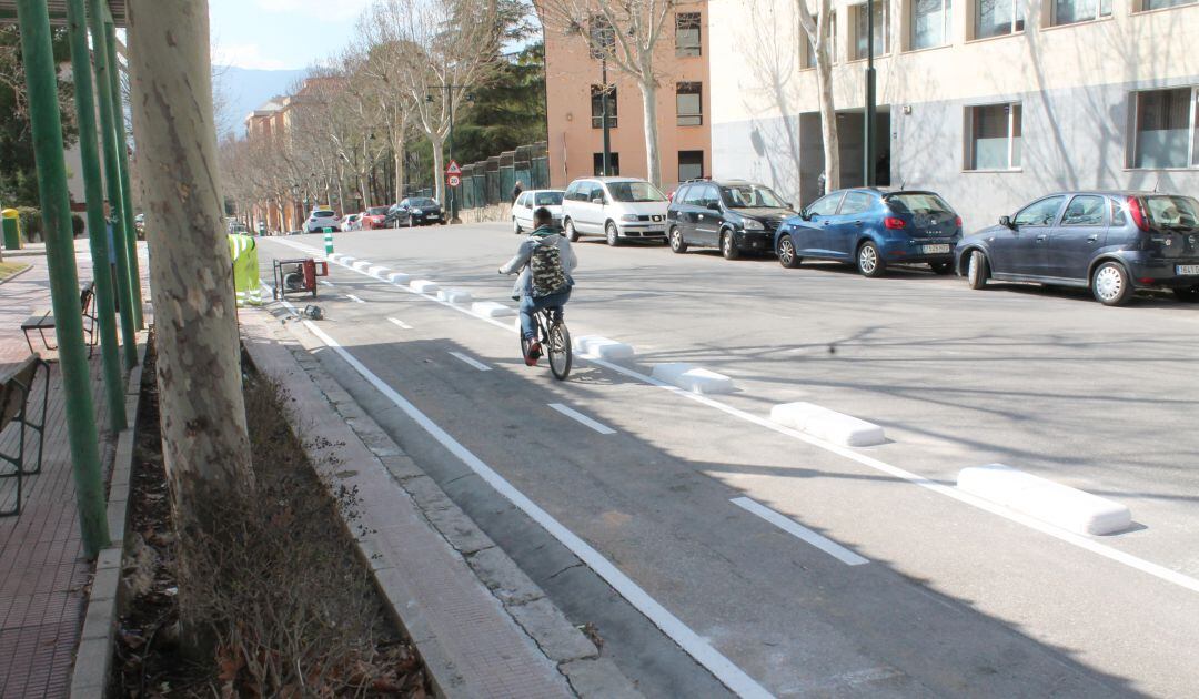 Una bicicleta circulando por el carril bici de la avenida de Andalucía, en imagen de archivo.
