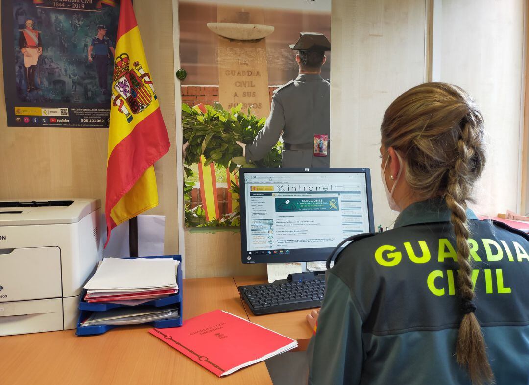 Una agente de la Guardia Civil investiga en un ordenador