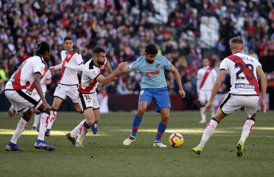 Diego Costa y varios jugadores del Rayo Vallecano, durante el partido de Liga 