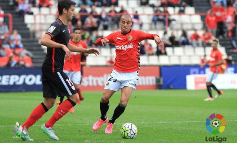 Sergio Tejera intenta robar una pilota.