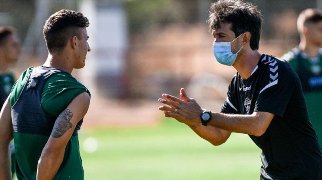 Pacheta, con mascarilla, habla con Escriche en un entrenamiento