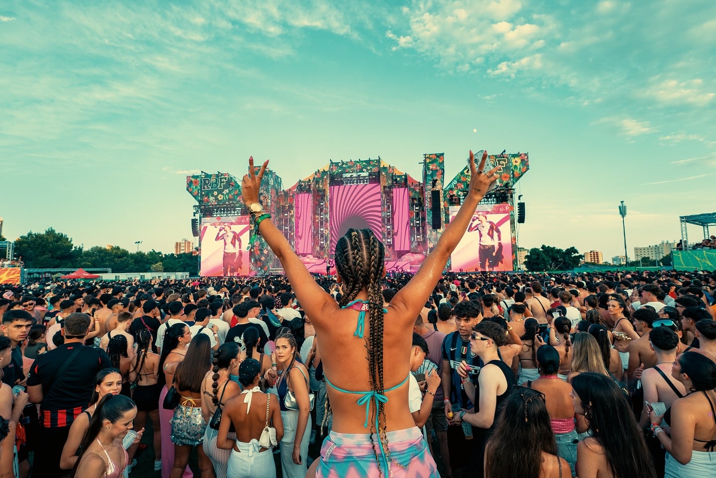 El Reggaeton Beach Festival se celebra este viernes y sábado, 18 y 19 de julio, con apertura de puertas desde las 14:00 horas y conciertos desde las 15:35