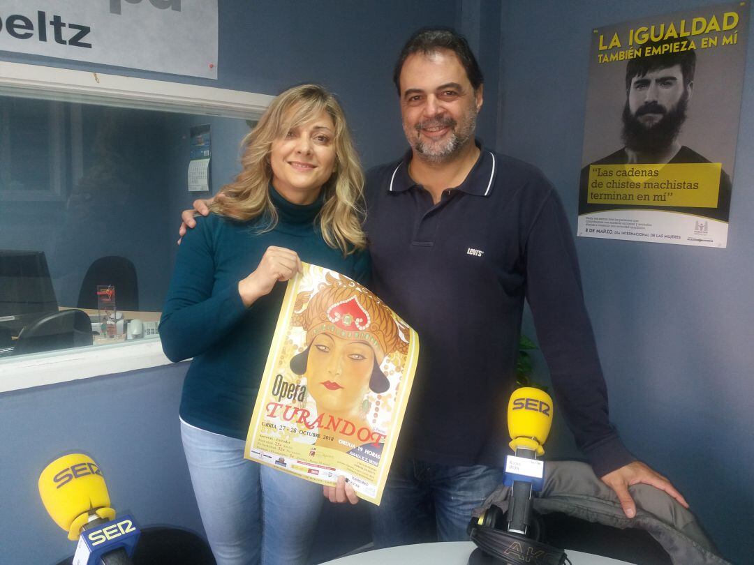 La soprano segoviana María Ruiz con el director artístico de la Asociación Lírica Luis Mariano y tenor, Ángel Pazos, en nuestros estudios. 