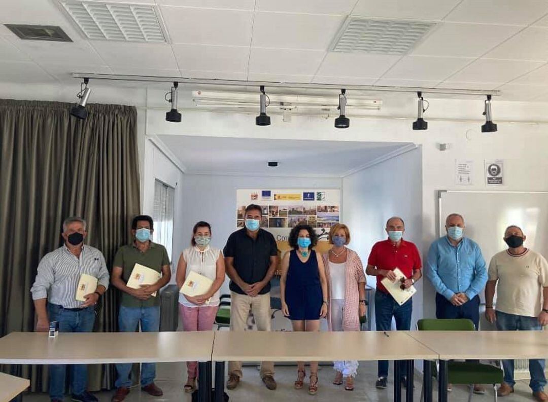 Foto de familia en la firma del convenio