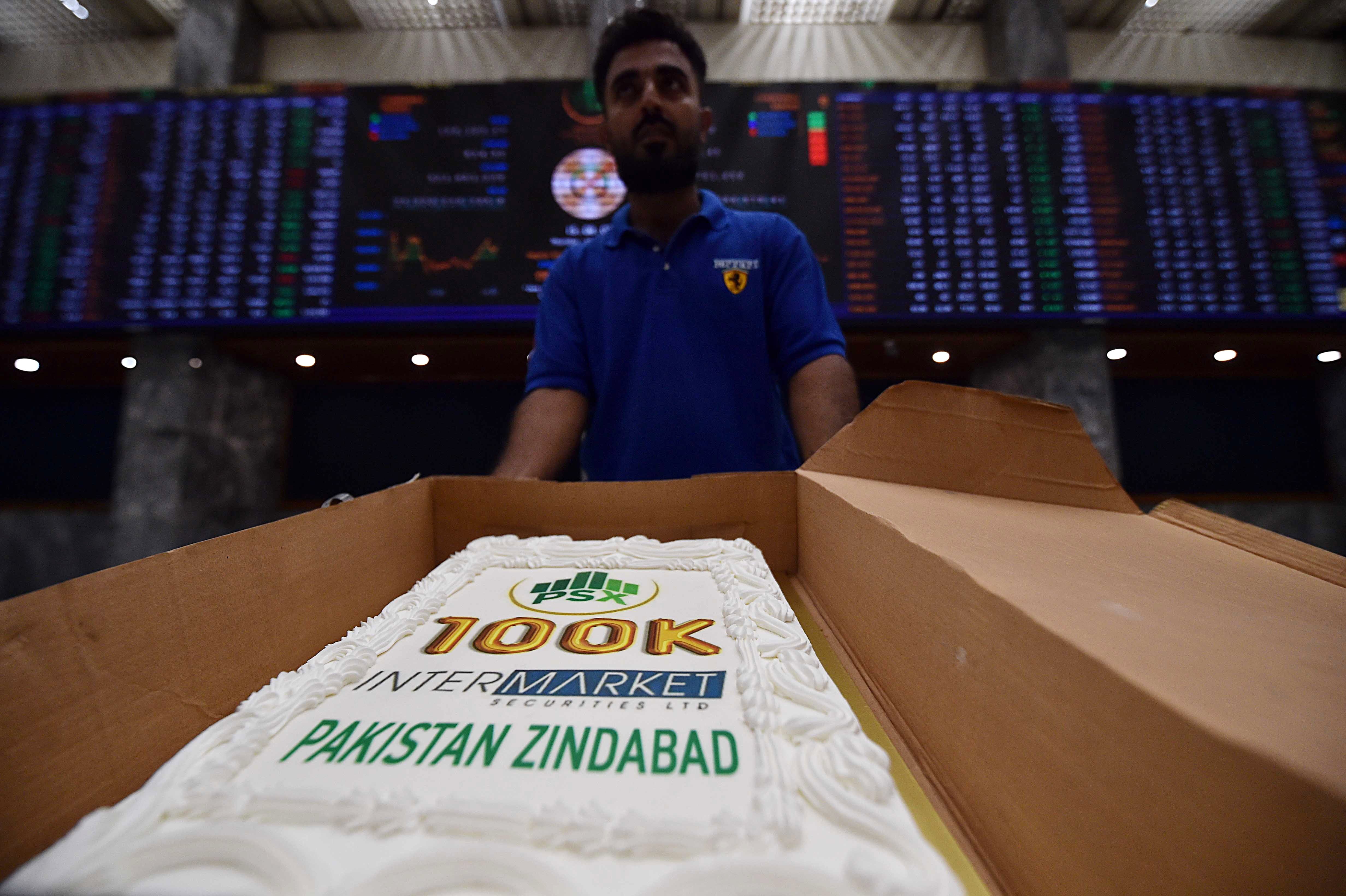 Karachi (Pakistan), 28/11/2024.- Pakistani traders celebrate with a cake as the KSE-100 index surpassed the 100,000-point mark in Karachi, Pakistan, 28 November 2024. The Pakistan Stock Exchange (PSX) surpassed the 100,000 point mark on 28 November. EFE/EPA/SHAHZAIB AKBER
