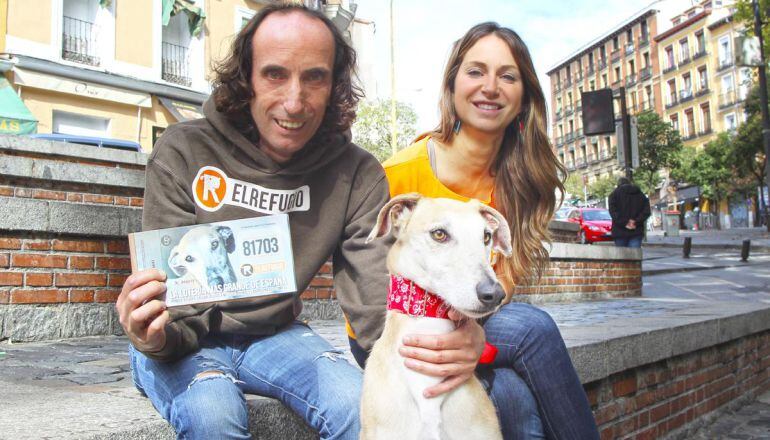 Nacho Paunero, presidente de la protectora El Refugio, junto a Eneas.