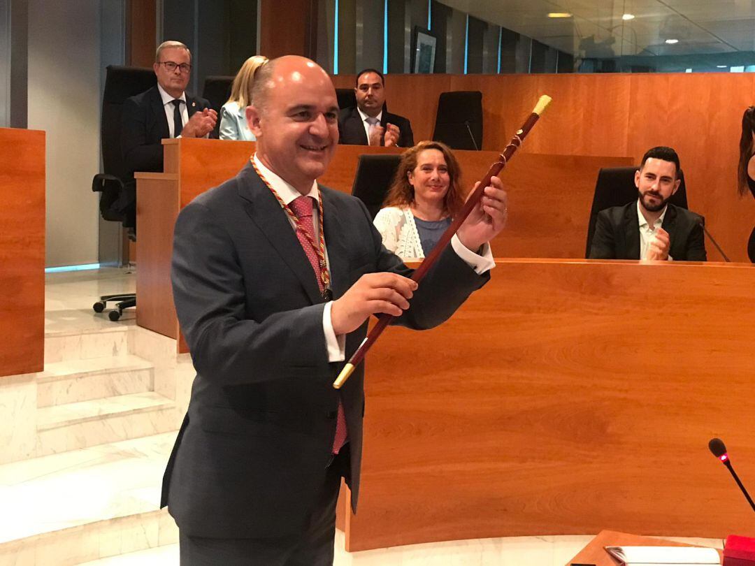 Vicent Marí con el bastón de mando