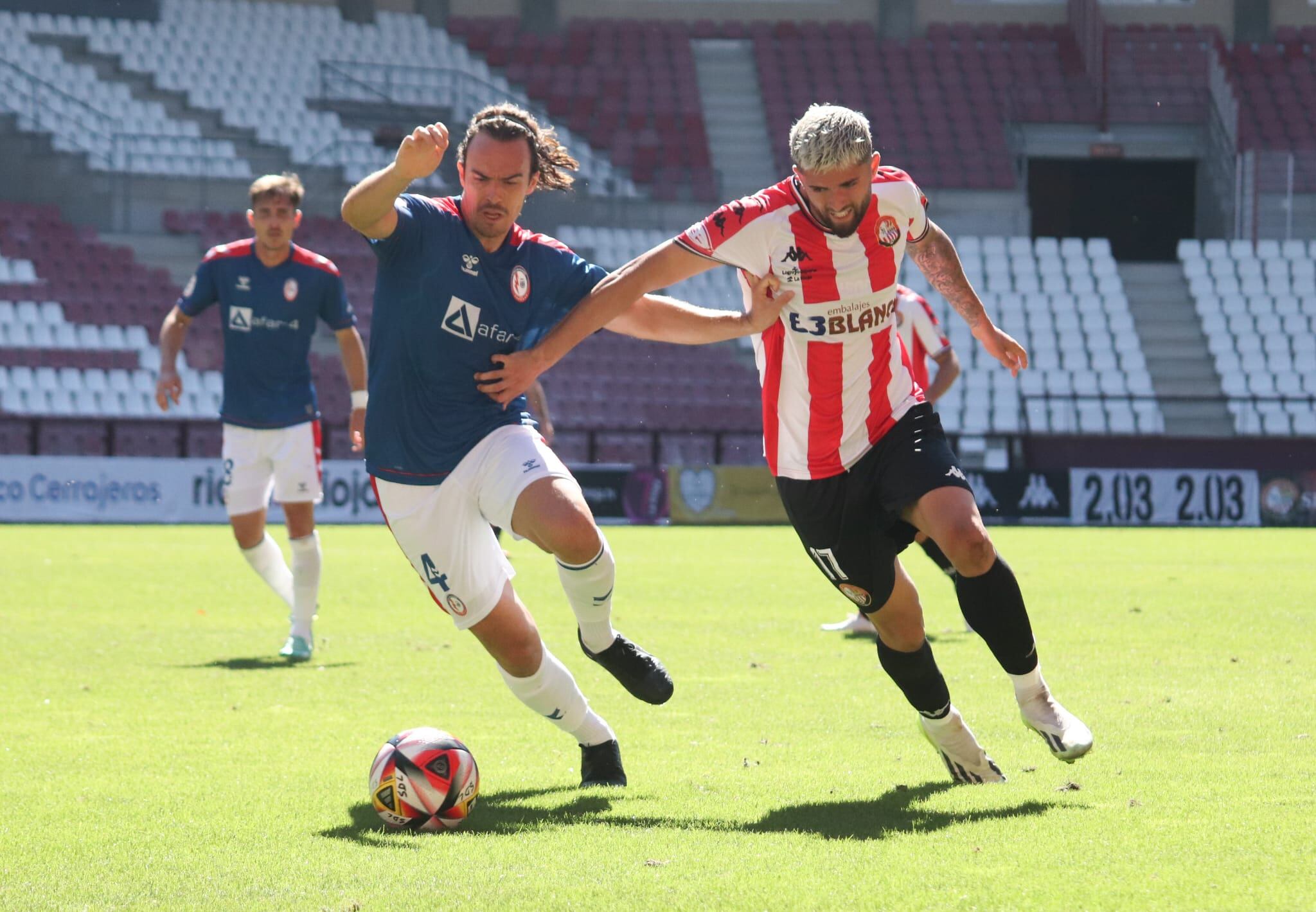 Jordi Escobar forcejea con Pelayo Suárez en una acción del partido disputado en Las Gaunas / SD Logroñés