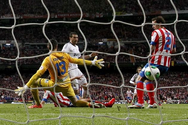 Courtois achica ante Benzema, en la final de la Copa del Rey de 2013