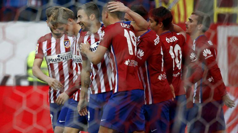 Los jugadores del Atlético celebran uno de los goles al Eibar.