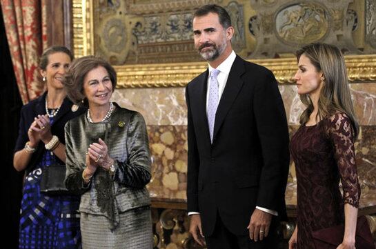 La Reina y la Infanta Elena aplauden al Príncipe de Asturias, junto doña Letizia, tras su discurso hoy en la recepción a autoridades institucionales y representantes de la sociedad española que se celebra en el Palacio Real con motivo del día de la Fiesta