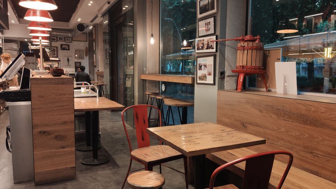 Interior d'una cafeteria a la plaça Llibertat de Reus.