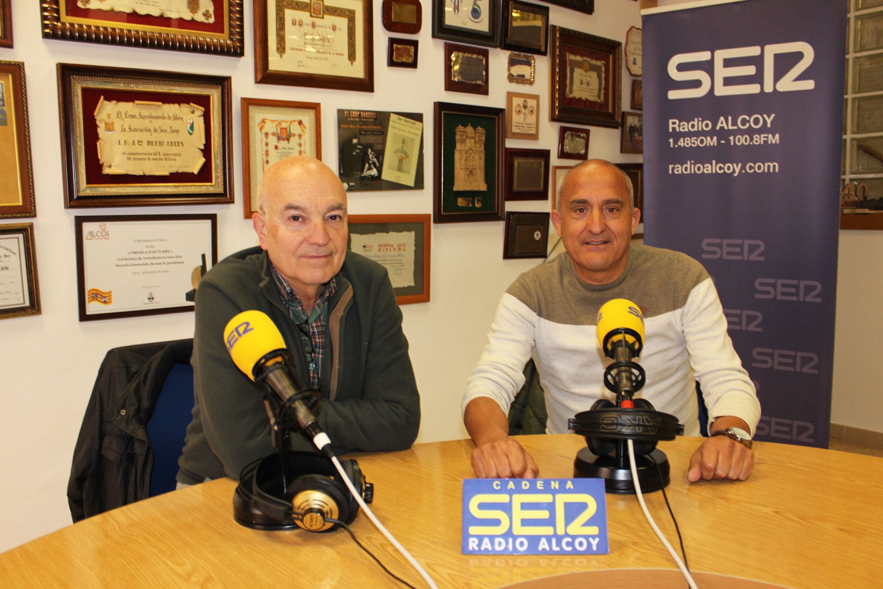 Josele García y Juan Valls, representantes de la Asociación de Familiares Afectados por las residencias DomusVi Alcoy y Cocentaina, en el estudio central de Radio Alcoy