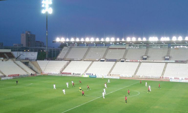 Uno de los momentos del partido que se ha disputado este miércoles en el Carlos Belmonte