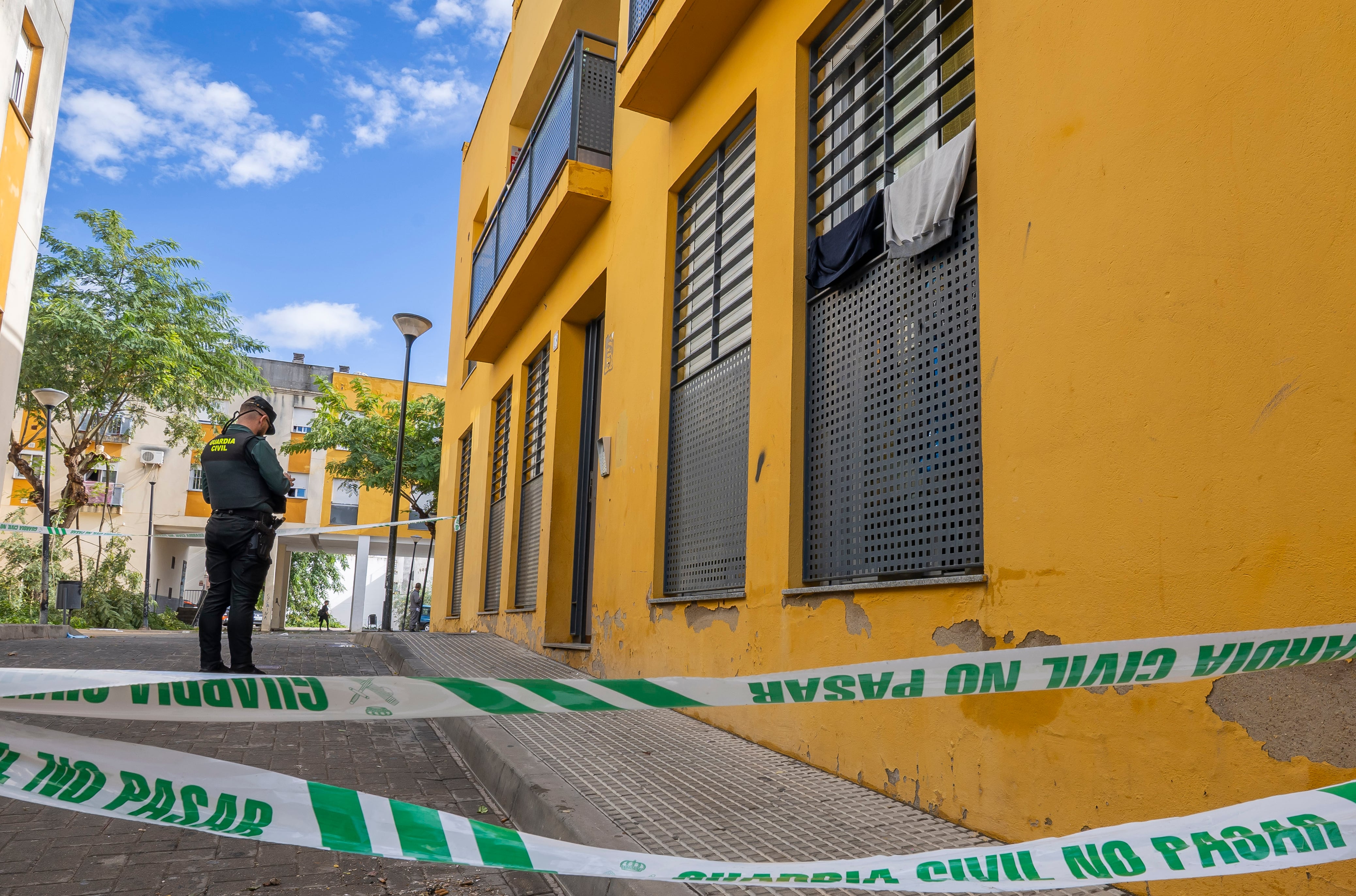 GRAFAND1480. ISLA CRISTINA (HUELVA), 29/10/2025.- Vivienda de la calle Nuestra Señora de los Ángeles, en el barrio de La Potala de la localidad de Isla Cristina (Huelva), donde una mujer, cuya identidad y edad no ha trascendido, ha sido apuñalada este miércoles supuestamente por un hombre que era su pareja sentimental y que posteriormente se ha dado a la fuga.EFE/Álvaro Díaz
