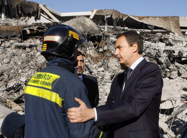 El presidente del Gobierno, José Luis Rodríguez Zapatero,durante su visita a la zona afectada por la explosión de la furgoneta bomba colocada por ETA en un módulo del aparcamiento de la T-4 del aeropuerto de Barajas