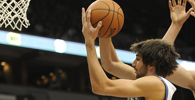 Ricky Rubio tira a canasta en su primer partido en la NBA