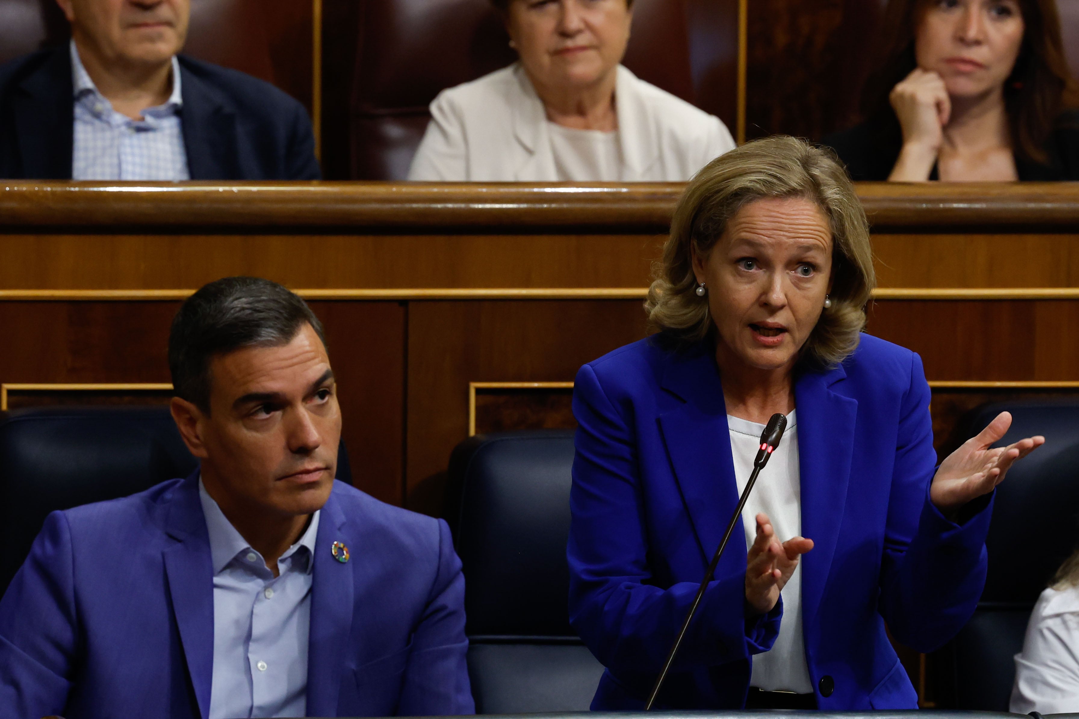 El presidente del Gobierno, Pedro Sánchez (i) junto a la ministra de Economía, Nadia Calviño (d) durante el pleno celebrado este miércoles en el Congreso de los Diputados. EFE/J.J.Guillén