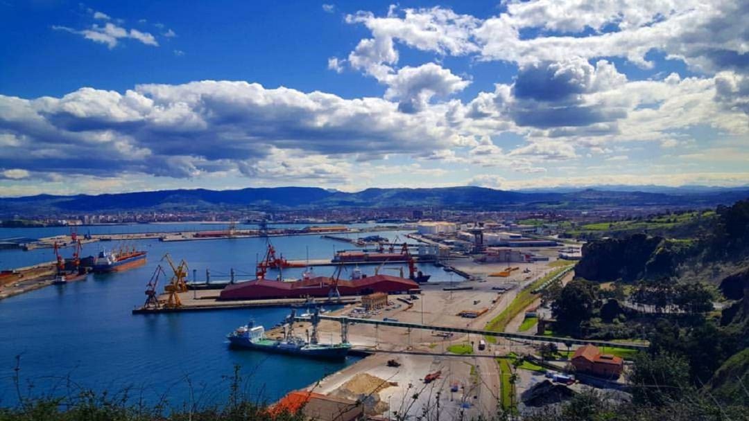 Vista del Puerto de Gijón desde la Campa Torres. 