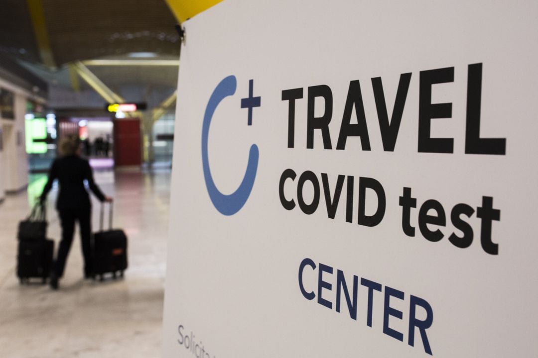 Un cartel en el que se lee: &quot;Travel Covid Test Center&quot; en la terminal T4 del Aeropuerto Adolfo Suárez Madrid-Barajas.