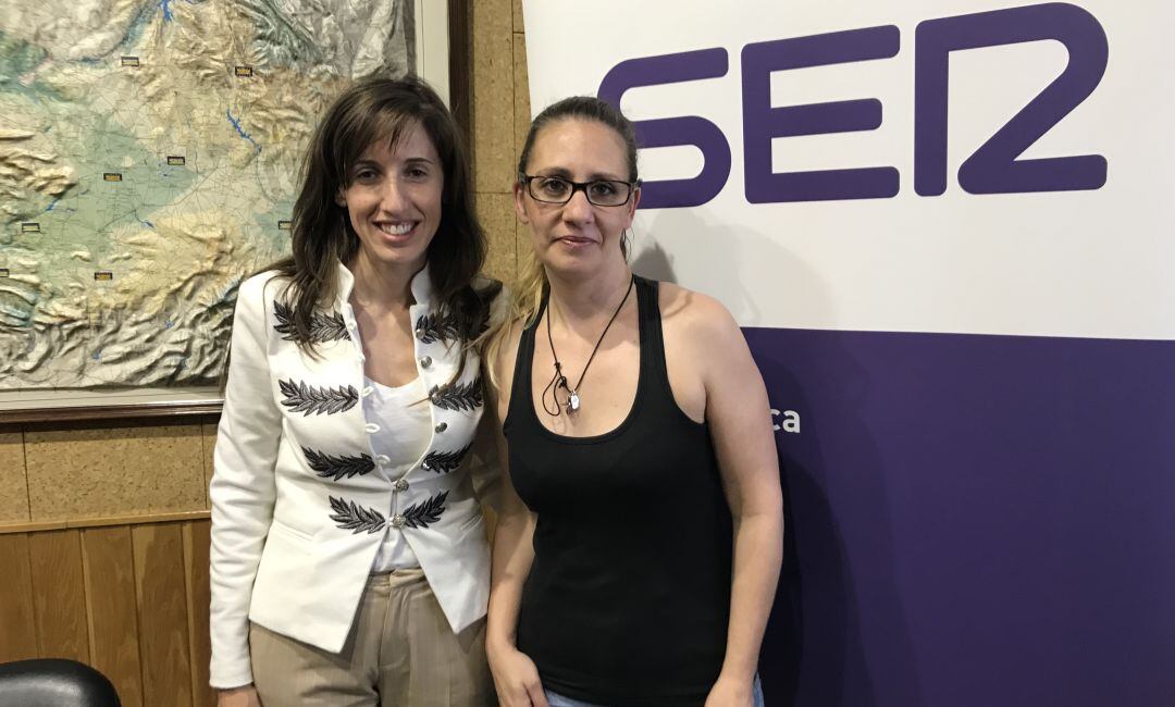 Beatriz Hernández y Carolina Pérez en los estudios de SER Cuenca.