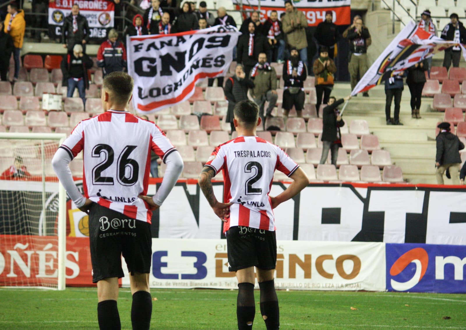 Adrián Trespalacios y Jesús Márquez miran hacia el Fondo Norte al término del encuentro ante el Deportivo / SD Logroñés