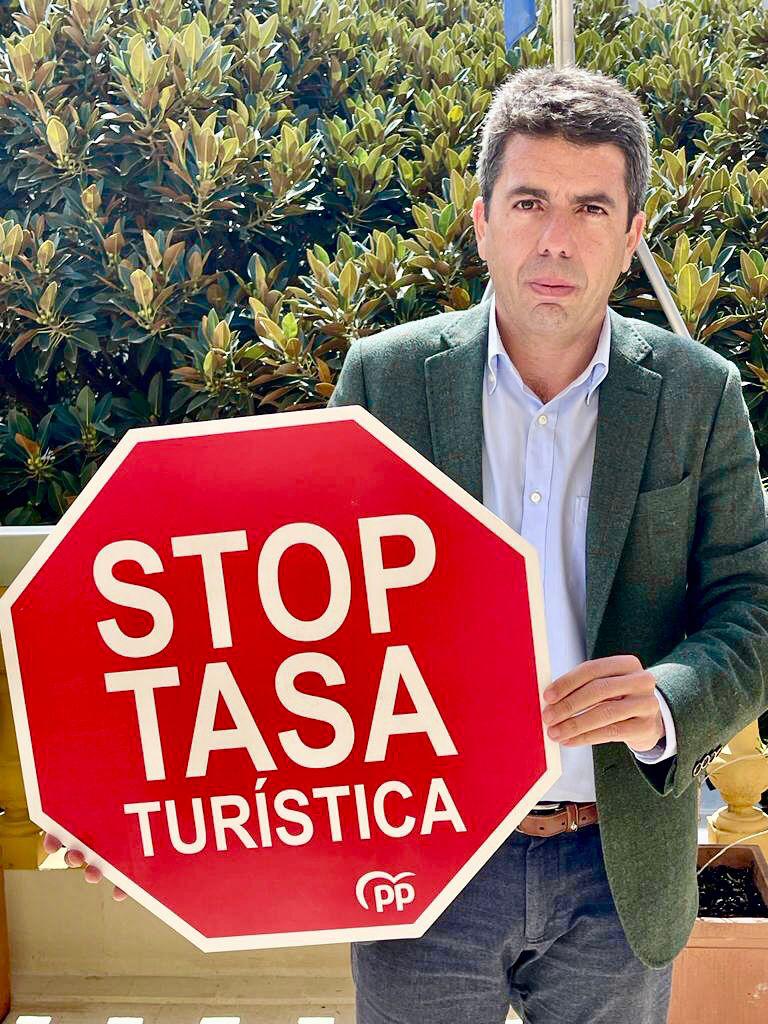 El presidente del PPCV, Carlos Mazón, posa con el cartel &quot;Stop a la tasa turística&quot;