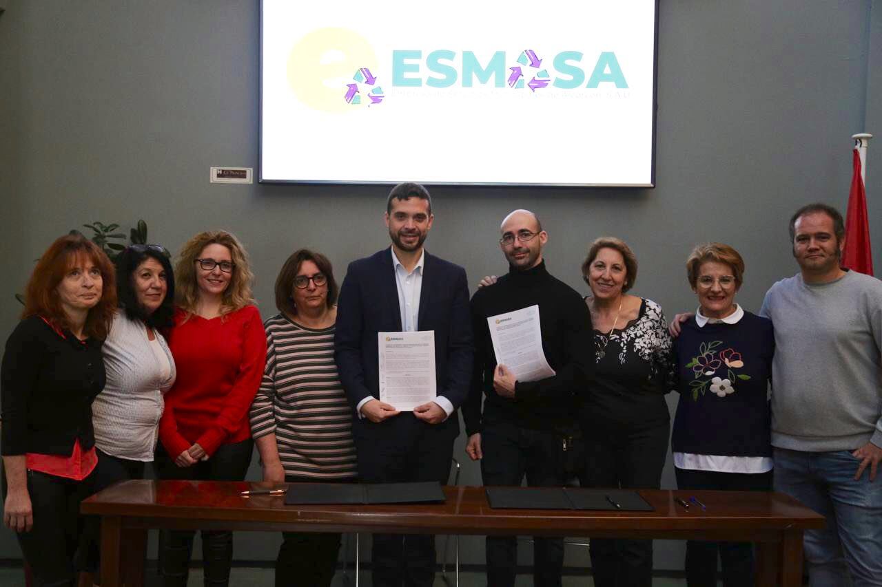 Jesús Santos, presidente de ESMASA, junto a los representantes de los trabajadores de limpieza de los colegios públicos