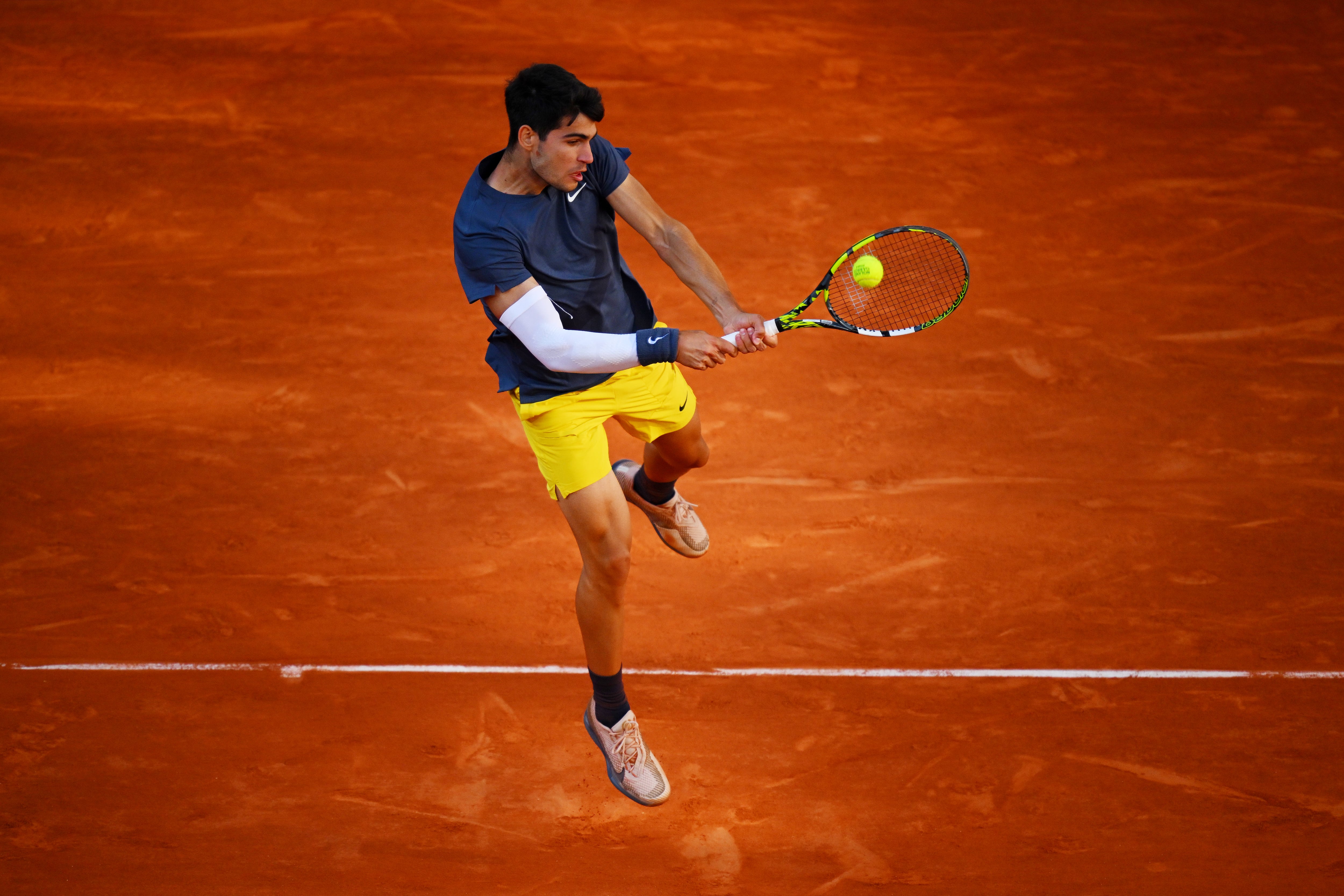 Alcaraz resta durante la final de Roland Garros