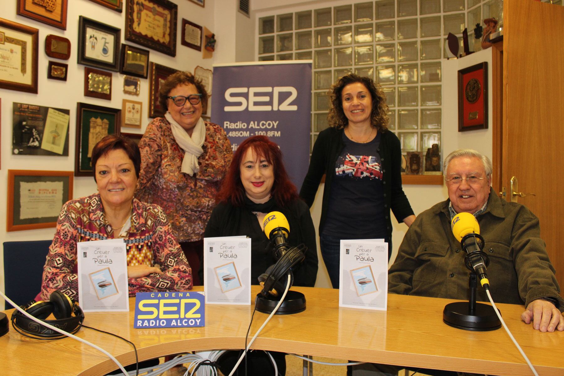 Sentados, Tere Pascual, Ana María García y Antonio Pastor, de pie, Dori Martínez y Ana Cantó