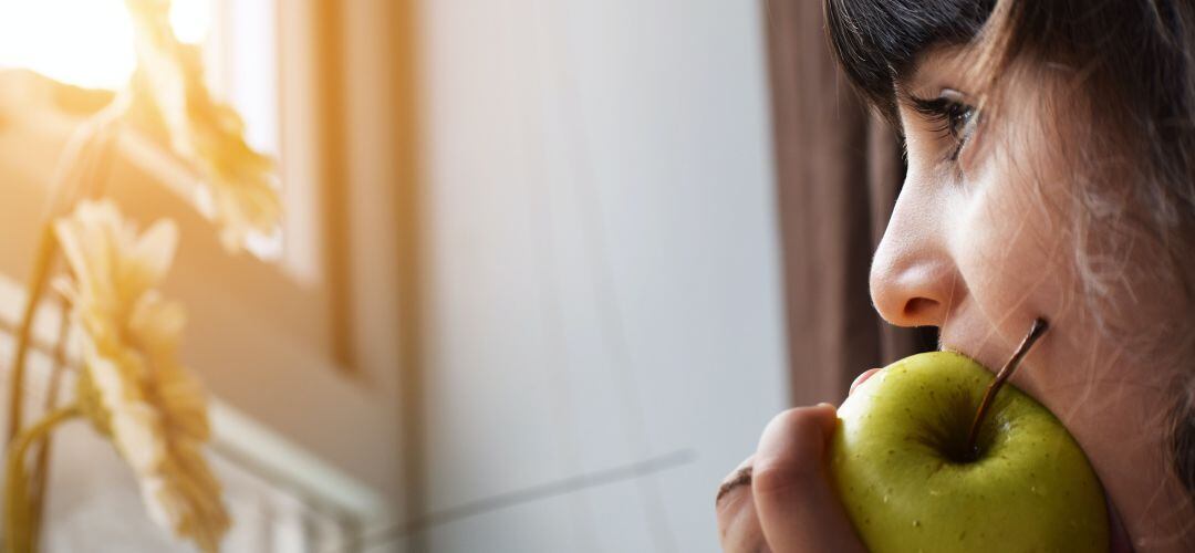 Mujer muerde una manzana