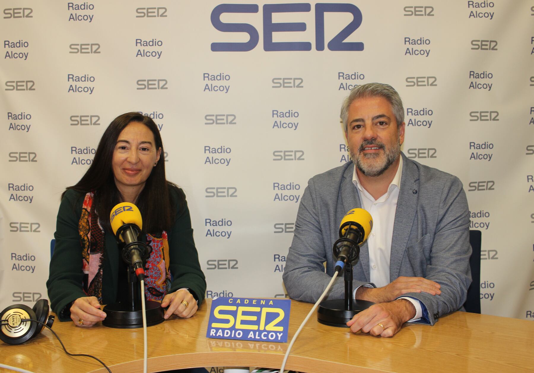 Mónica Blesa y Pablo de Gracia, en el estudio central de Radio Alcoy