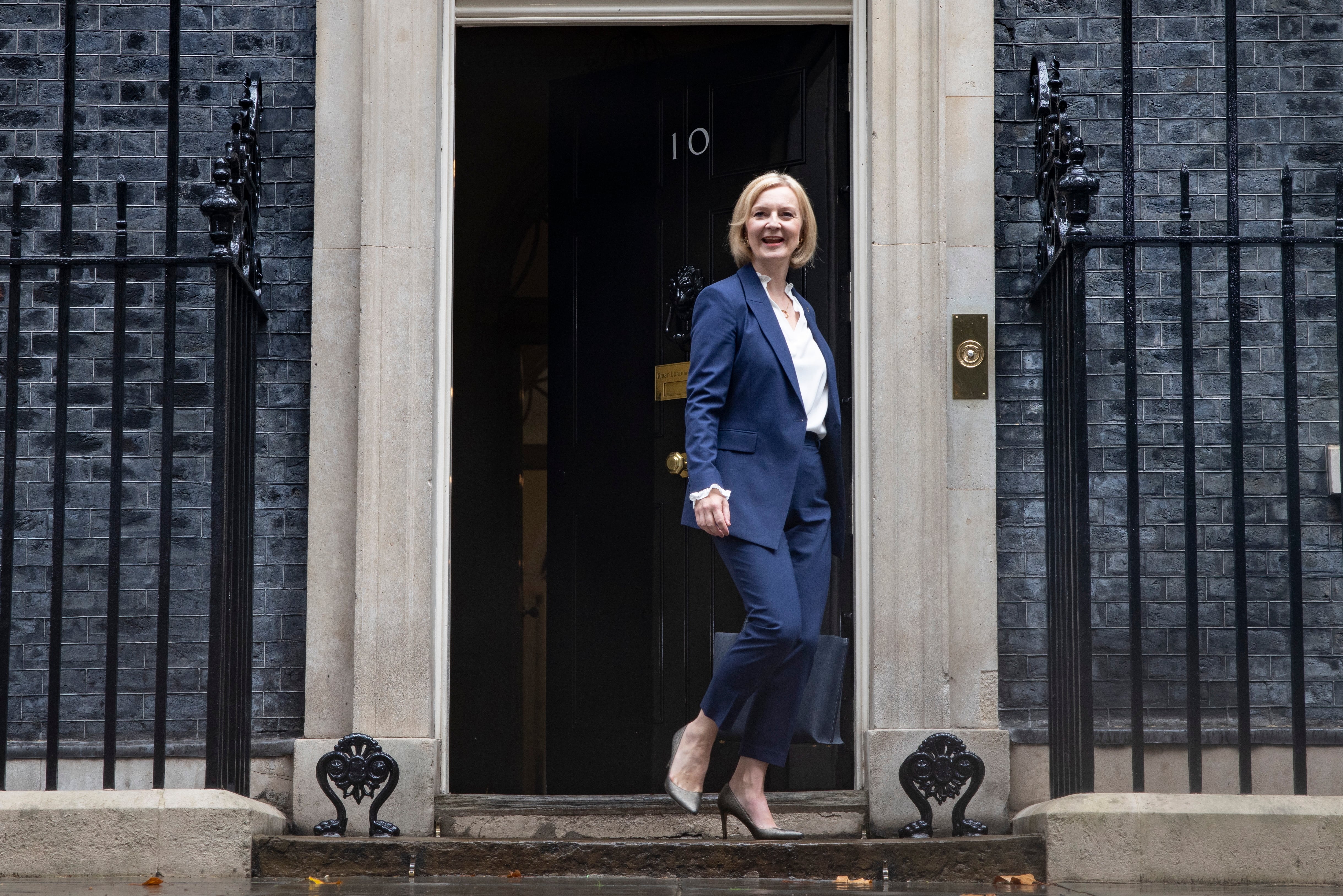 La nueva primera ministra, Liz Truss, sale de su residencia oficial en Downing Street, este miércoles, en Londres.