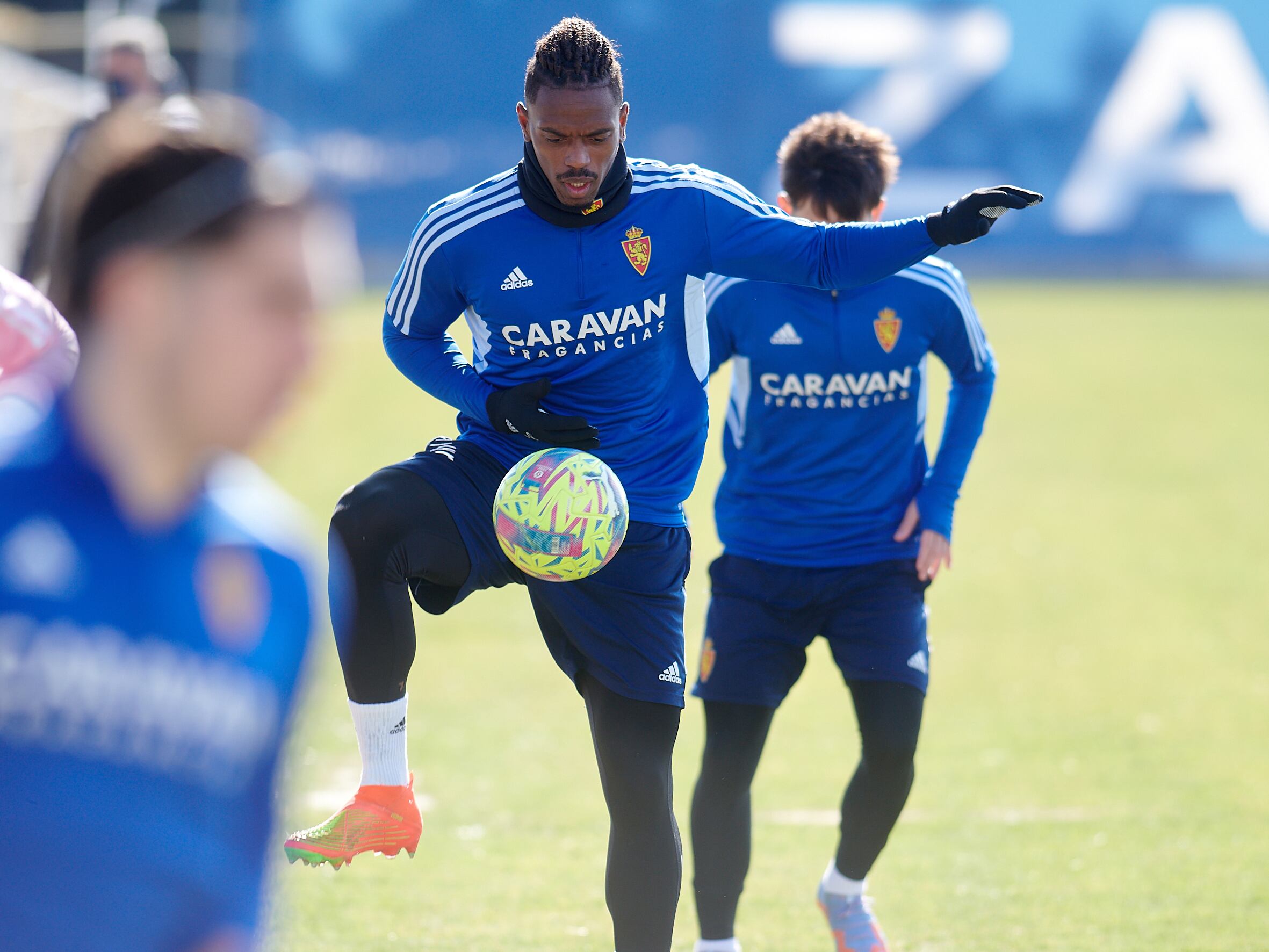 Jair Amador toca un balón en un entrenamiento