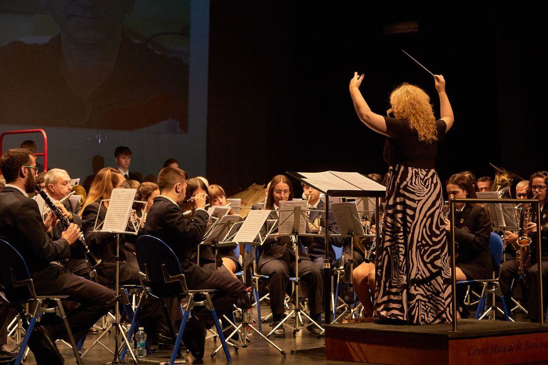 Actuación de la Banda de Beniopa en el Teatre Serrano