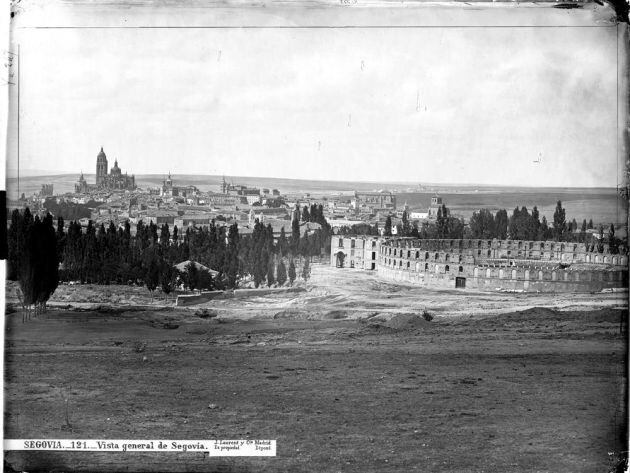 Vista de Segovia en 1870 con el edificio en litigio