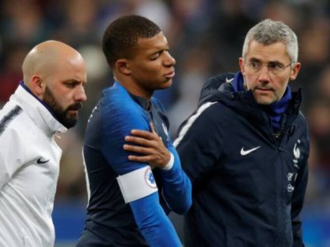 el jugador se retira lesionado y doliéndose del hombro derecho