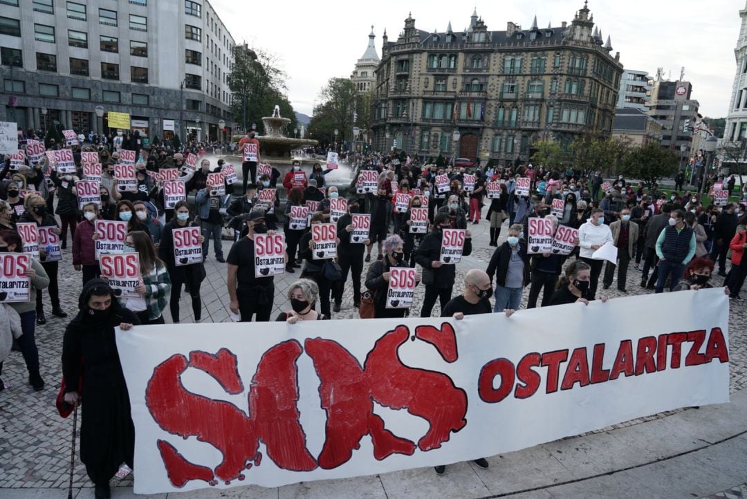 Manifestación en apoyo al sector de la hostelería convocada por las calles de Bilbao