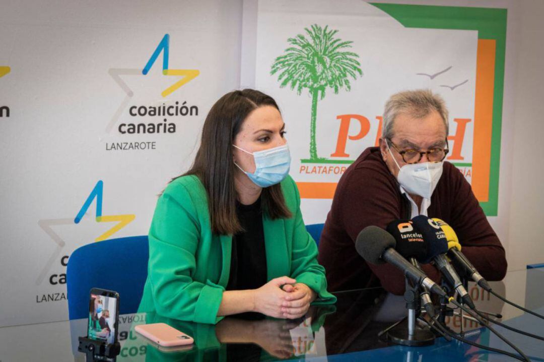 La secretaria general de CC en Lanzarote, Migdalia Machín, y el presidente de la Plataforma del Municipio de Haría (PMH), José Torres Stinga, durante la presentación del acuerdo de gobierno en Haría.
