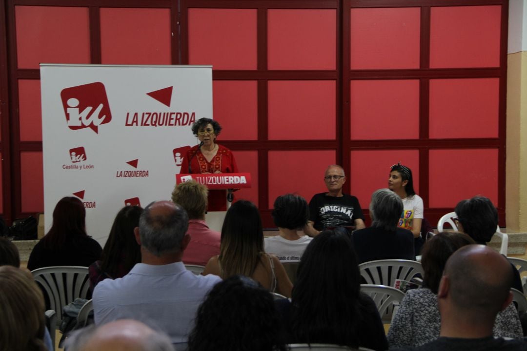 La candidata de IU-UP, Montserrat Sanz se dirige a los vecinos del barrio de Santa Clara de Cuéllar