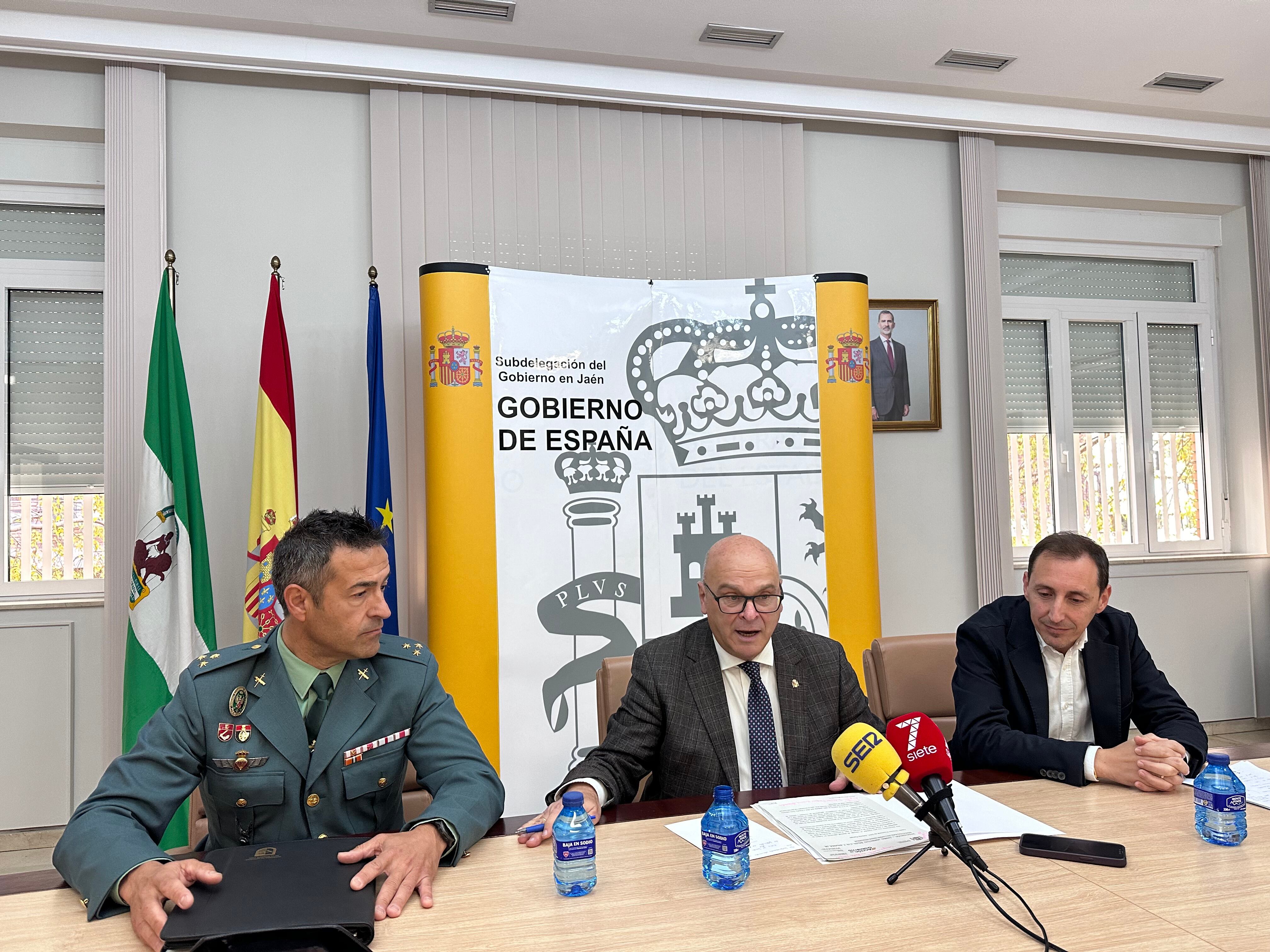 El capitán del Subsector de Tráfico en Jaén, Manuel Hernández, el subdelegado del Gobierno en Jaén, Manuel Fernández y el director de la DGT en la provincia, Antonio Fornes