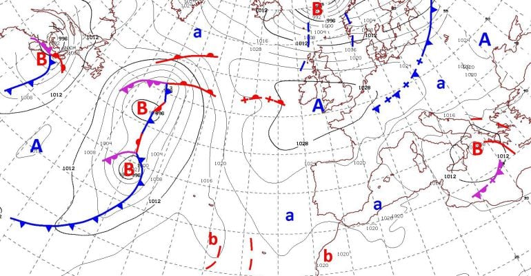 El anticiclón situado sobre España hace de barrera para la llegada de lluvias. En el mapa de isobaras de Aemet se aprecia que la península Ibérica está rodeada de borrascas que no llegan a dejar la esperada lluvia.