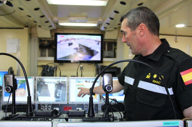 El teniente coronel muestra los equipos del centro de control de mando móvil.