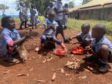 Los niños jugando en el exterior del colegio