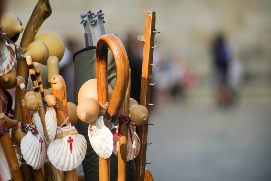 Bastones de peregrino en Santiago de Compostela