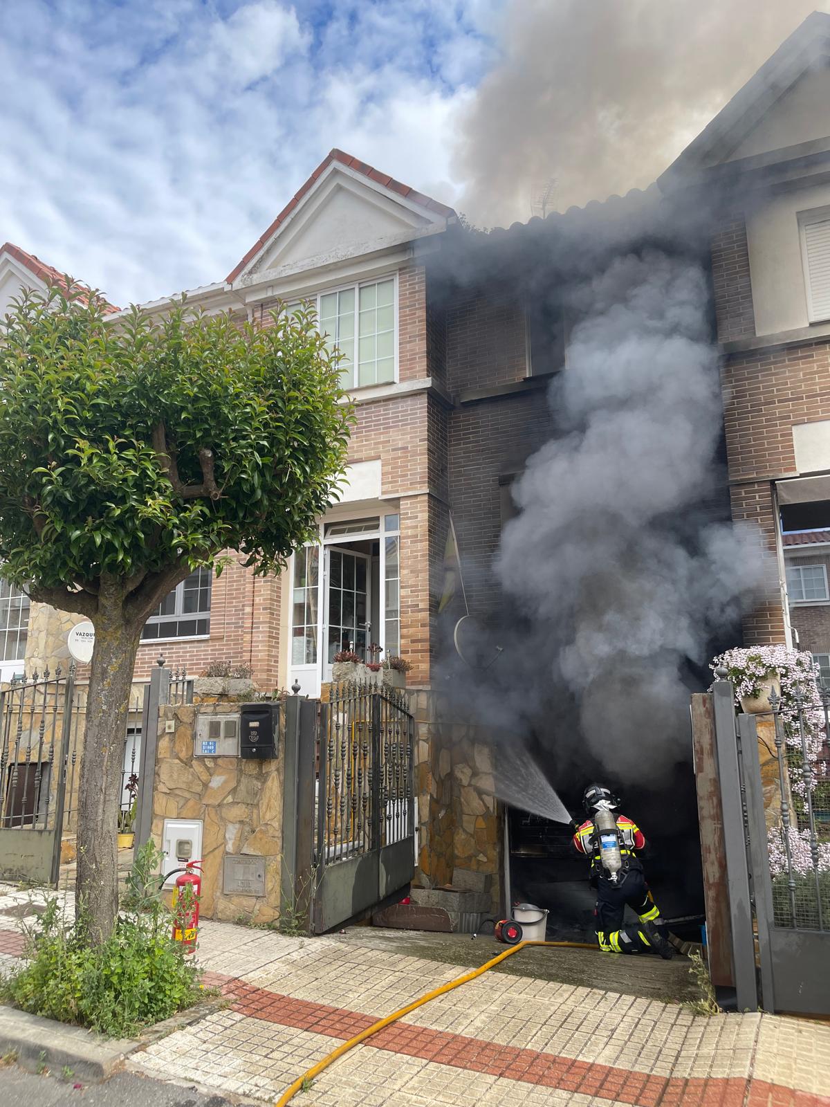 Bomberos de Benavente sofocando el fuego en el garaje de la vivienda del concejal Eugenio Blanco