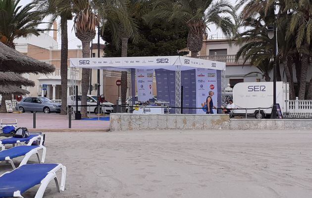 El equipo de La Radio Al Sol suele ser el más madrugador para recibir a vecinos y visitantes desde primera hora de la mañana.