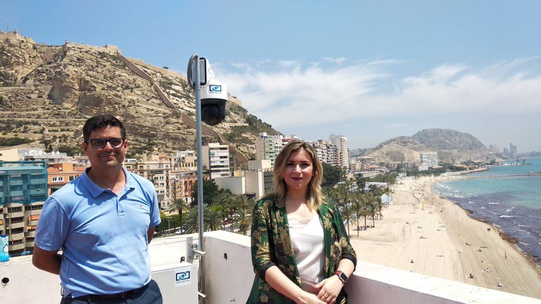 Mari Carmen Sánchez y Antonio Sánchez durante la presentación de las cámaras inteligentes